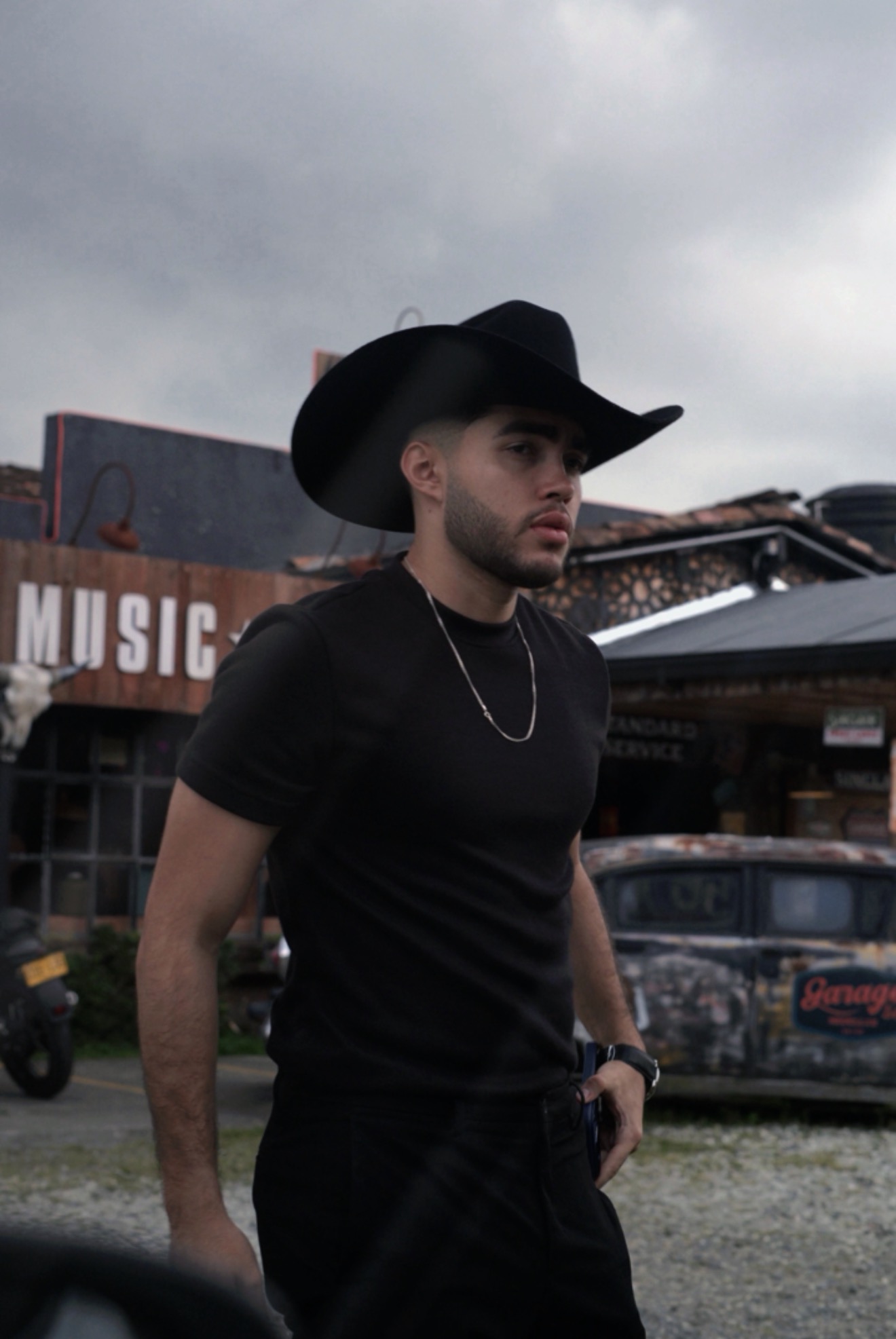 sombrero negro · MUSIC