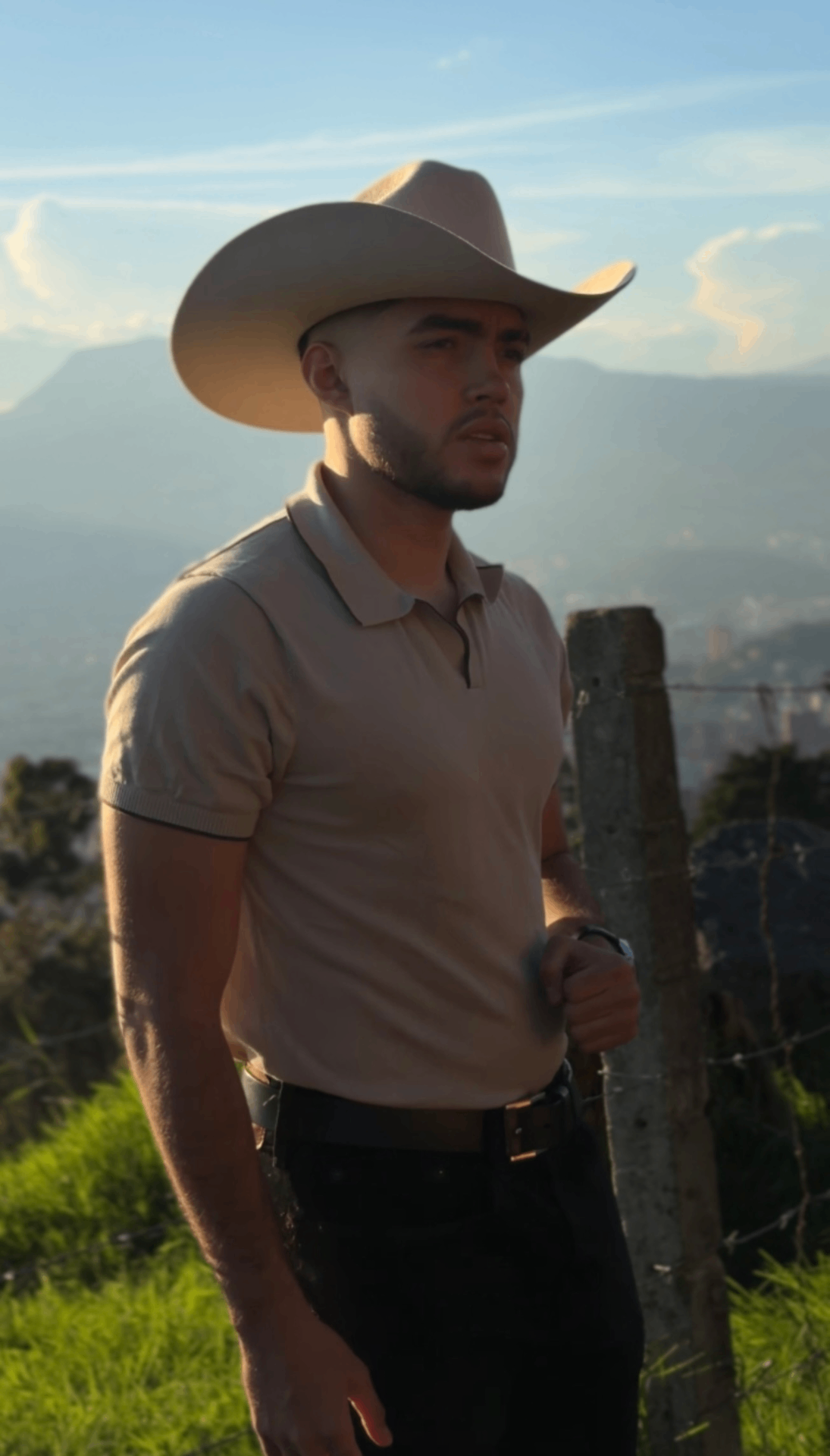 polo beige · montaña